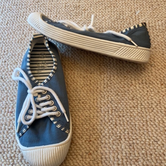 City Sneaks Canvas Sneakers in a Size 5 - Picture 2 of 9